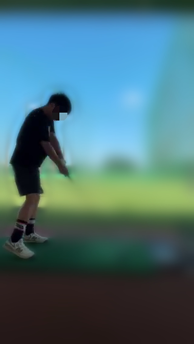 後方アングルのスイング解析4コマ目: インパクト